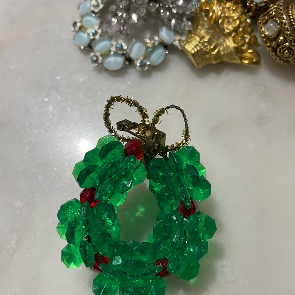 Vintage Christmas Wreath Pin - Picture 4 of 4